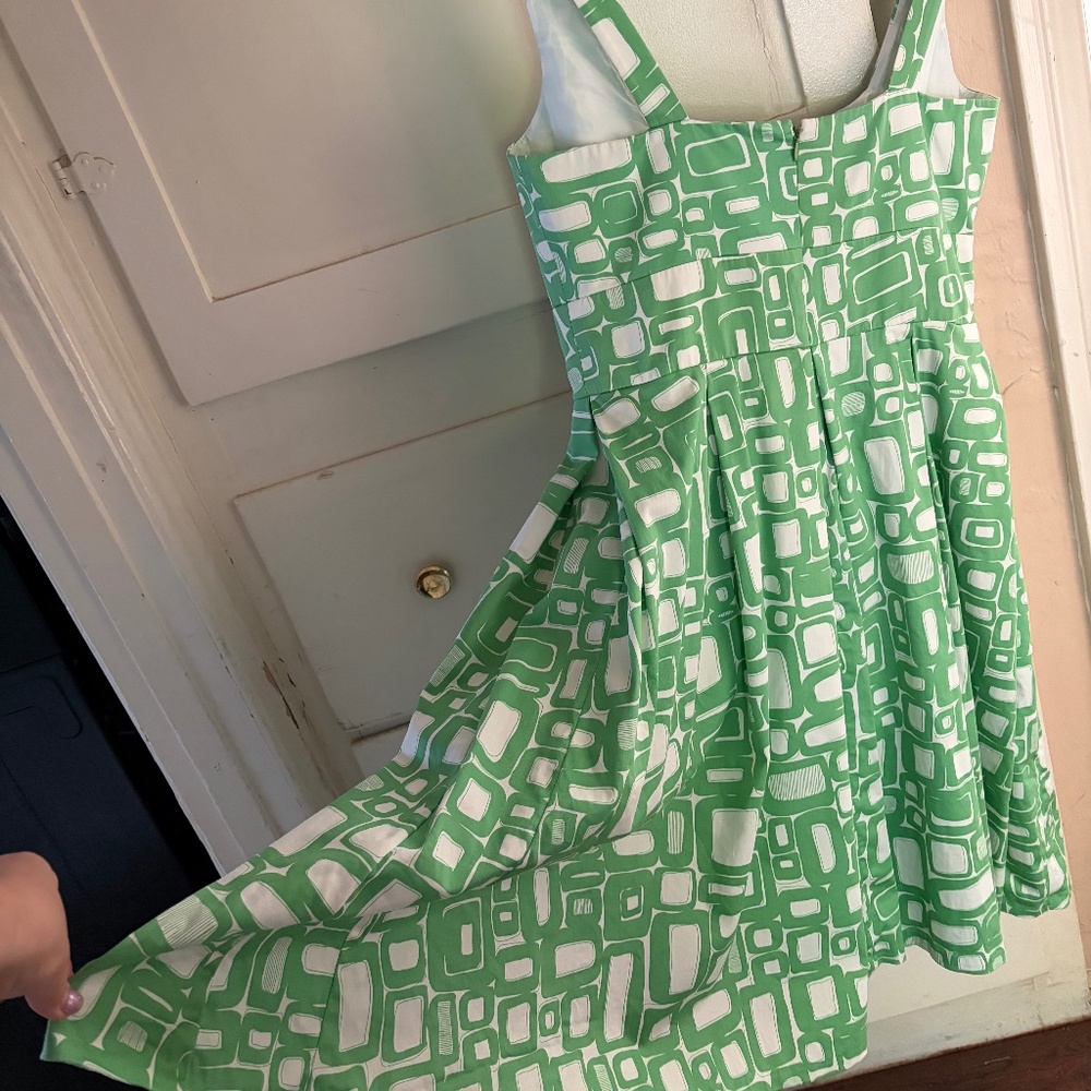 ✨ Calvin Klein Green & White Geometric Fit-and-Flare Dress – Size Medium